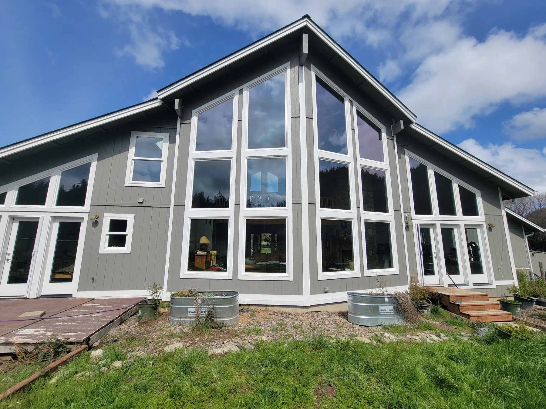 Residential window cleaning for a Southern Oregon home
